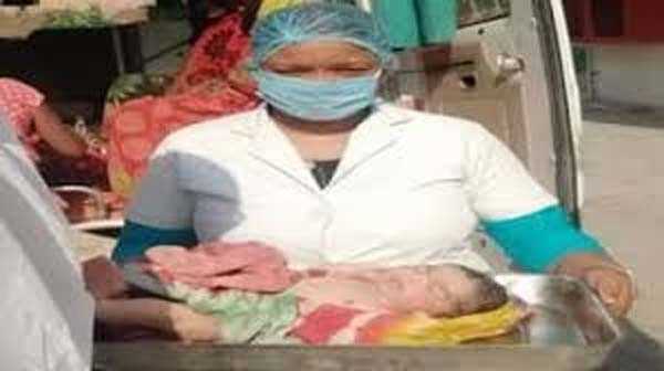 कोरोना पॉजिटिव महिला ने एंबुलेंस में दिया बच्चे को जन्म कोरोना पॉजिटिव महिला ने एंबुलेंस में दिया बच्चे को जन्म